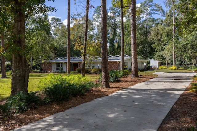 single story home with a front lawn