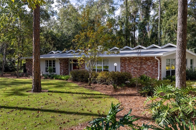 single story home with a front yard