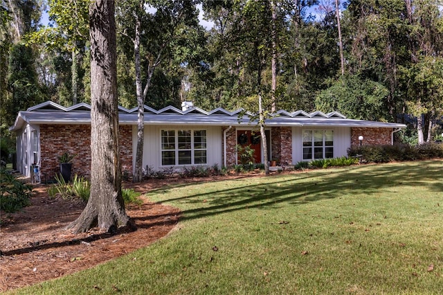 single story home featuring a front lawn