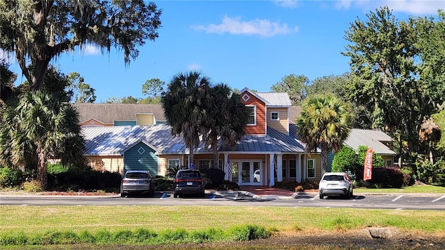 view of front of property featuring a front lawn