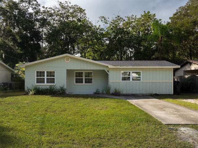 ranch-style home featuring a front lawn