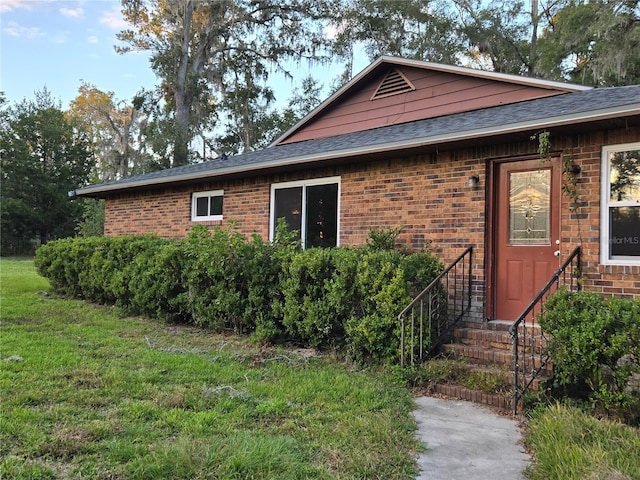 view of front of home featuring a front lawn