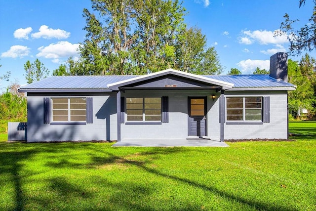 view of front of house featuring a front yard