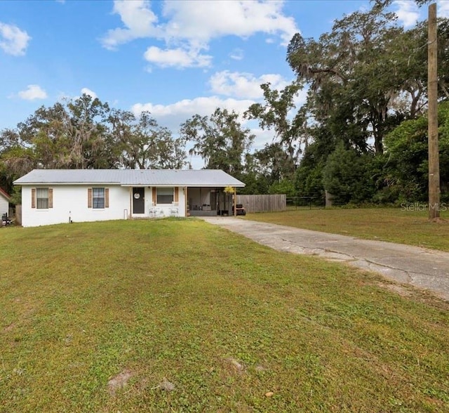 view of front of house featuring a front lawn and a carport