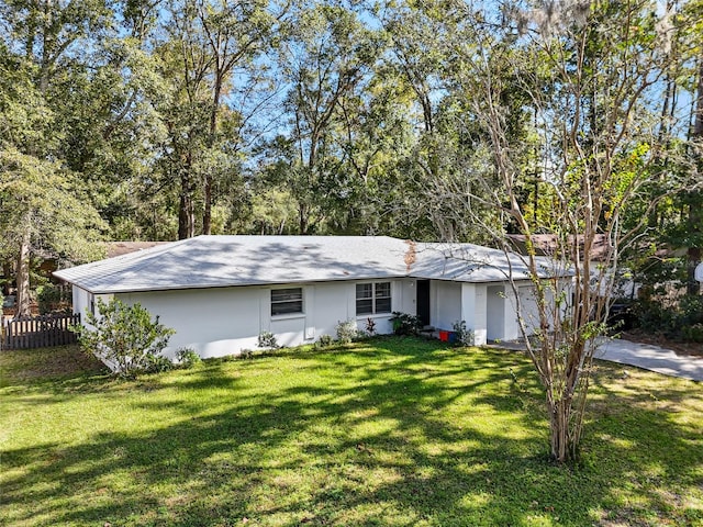 single story home featuring a front yard