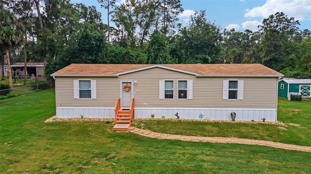 manufactured / mobile home with a front yard