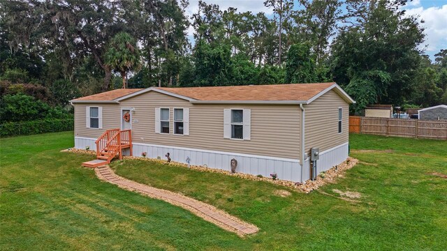 view of front of property featuring a front lawn