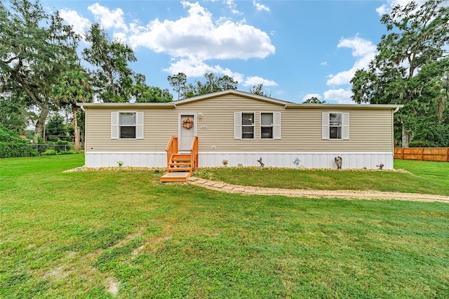 manufactured / mobile home featuring a front yard