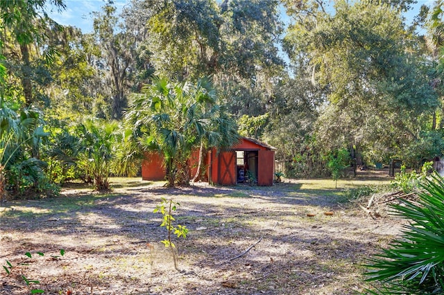 view of yard featuring an outbuilding