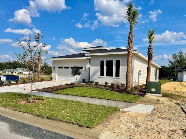 view of front facade featuring a front yard and a garage