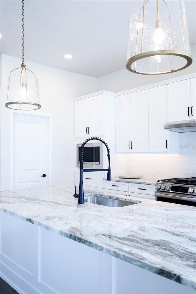 840 SW 144th Dr, Newberry, FL 32669 - kitchen featuring a sink, stainless steel gas range oven, under cabinet range hood, white cabinets, and recessed lighting