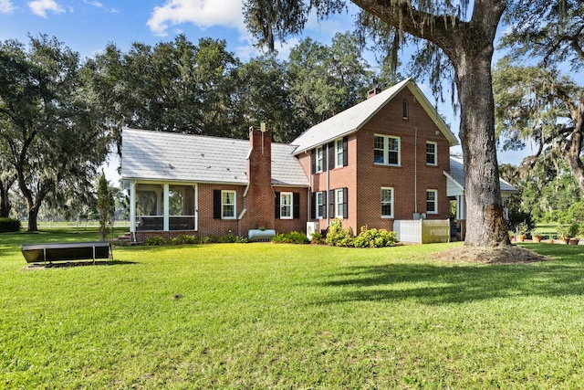 view of front of property featuring a front yard