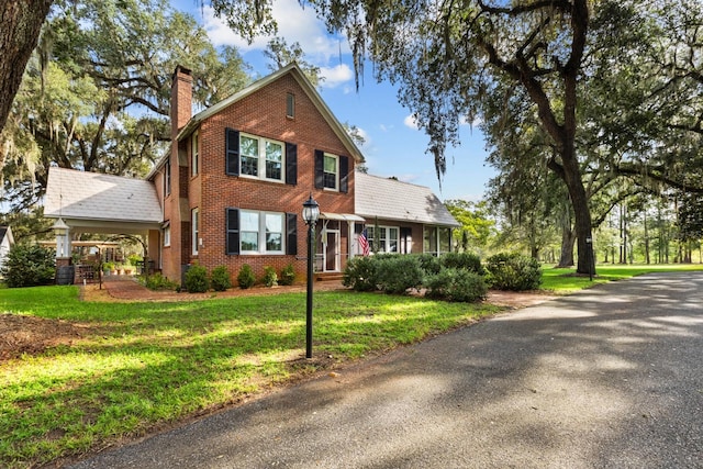 view of front of house featuring a front yard and central AC unit