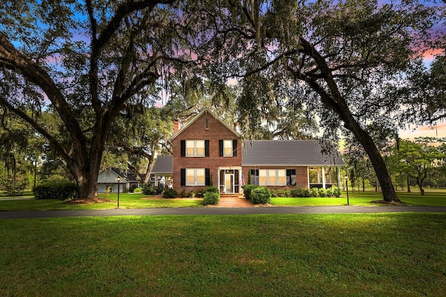 view of front of property featuring a lawn