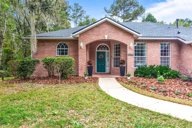 view of front of property featuring a front lawn