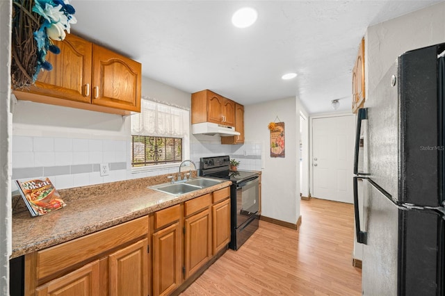 kitchen with sink, light wood-type flooring, refrigerator, backsplash, and electric range