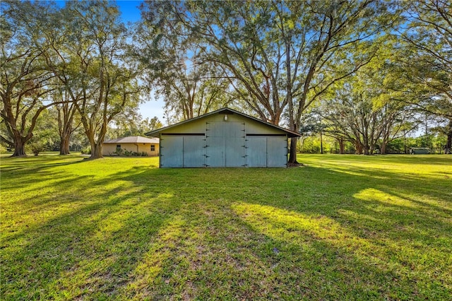 view of yard with an outbuilding