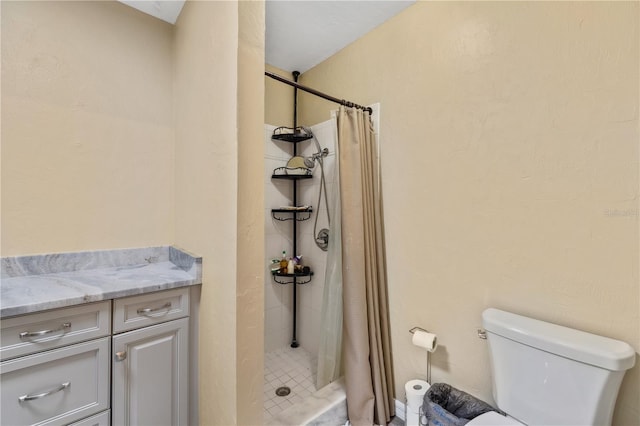 bathroom with toilet, a shower with curtain, and vanity