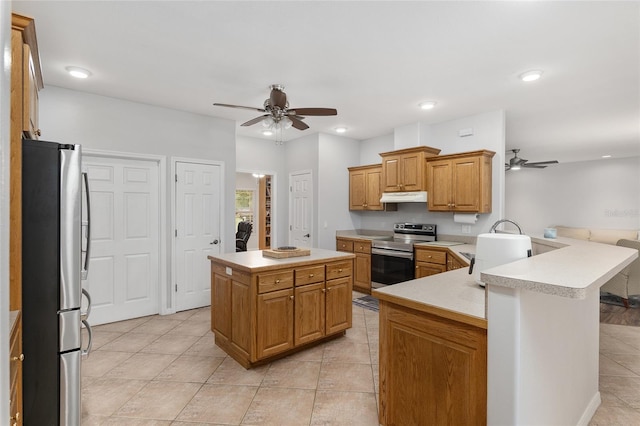 kitchen with stainless steel appliances, ceiling fan, kitchen peninsula, and a center island