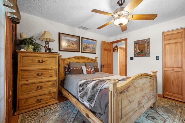 bedroom featuring ceiling fan and a textured ceiling