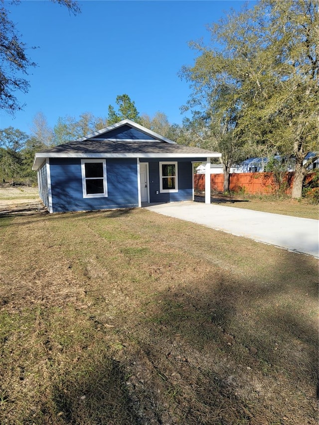 view of front of home featuring a front yard and fence