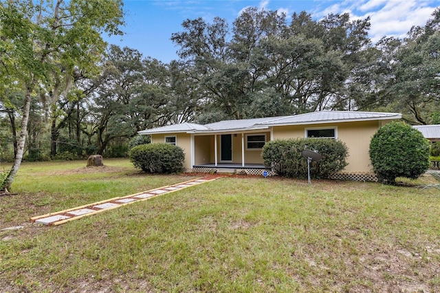 ranch-style home featuring a front lawn