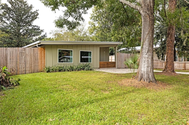 view of front facade featuring a front yard