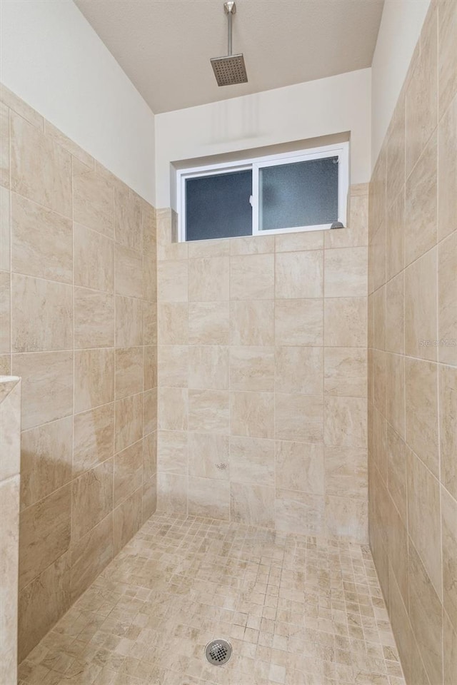 bathroom featuring tiled shower