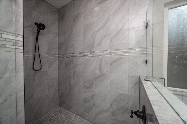 bathroom featuring a tile shower