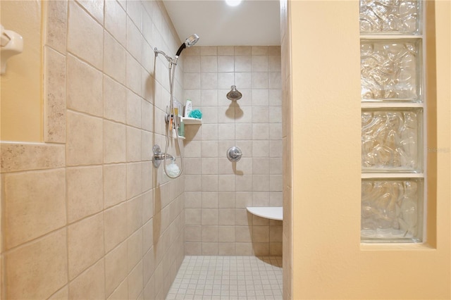 bathroom featuring a tile shower