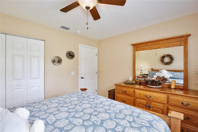 bedroom featuring a textured ceiling, ceiling fan, and a closet