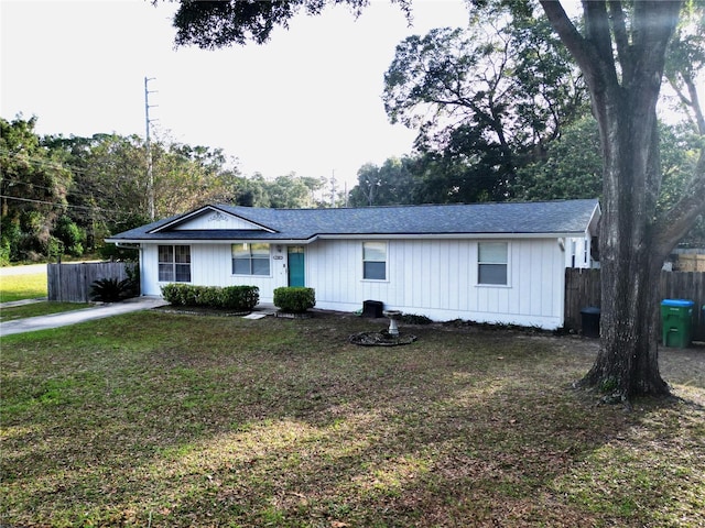 single story home featuring a front lawn