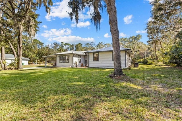 ranch-style home featuring a front lawn