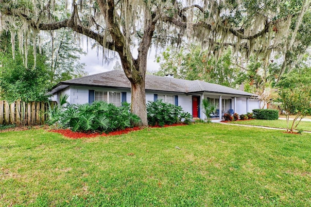 ranch-style house featuring a front yard