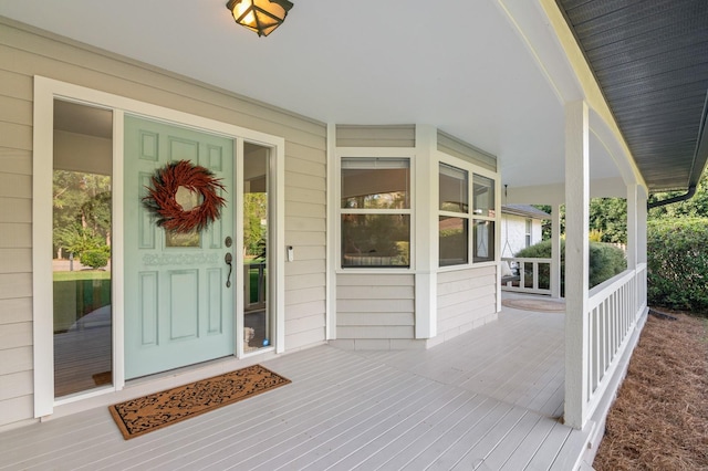 property entrance featuring a porch