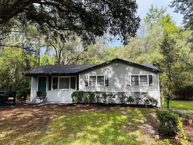 single story home with a front yard