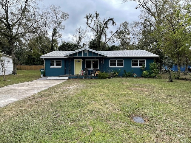 ranch-style home featuring a front yard and covered porch