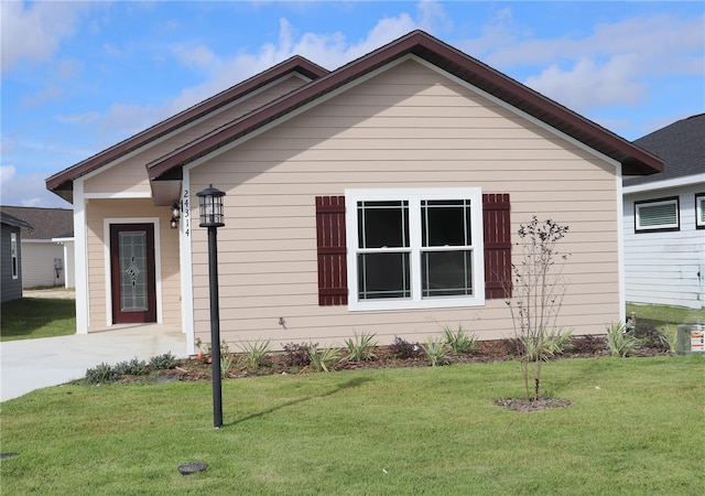 view of front of home featuring a front yard