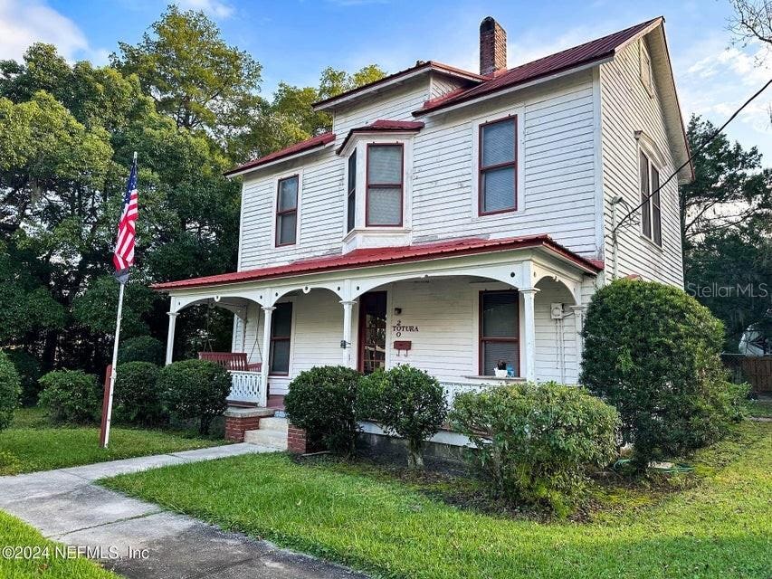 view of front of home featuring a front lawn and a porch