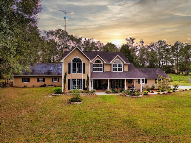 view of front of property featuring a lawn