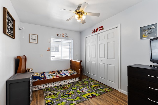 bedroom featuring ceiling fan, dark wood-type flooring, and a closet