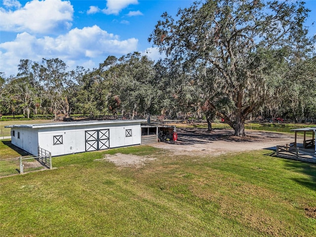 view of yard with an outdoor structure