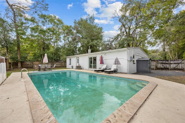 view of swimming pool featuring a patio