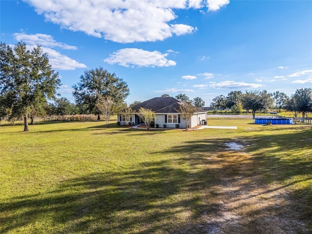 view of yard with a swimming pool