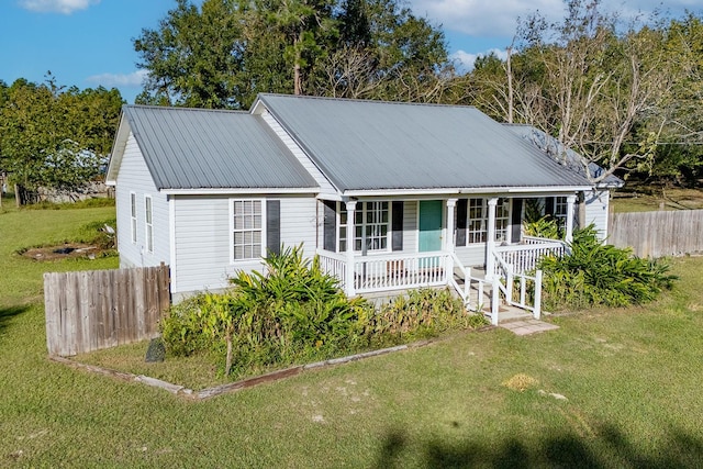 view of front of property with a front lawn and covered porch