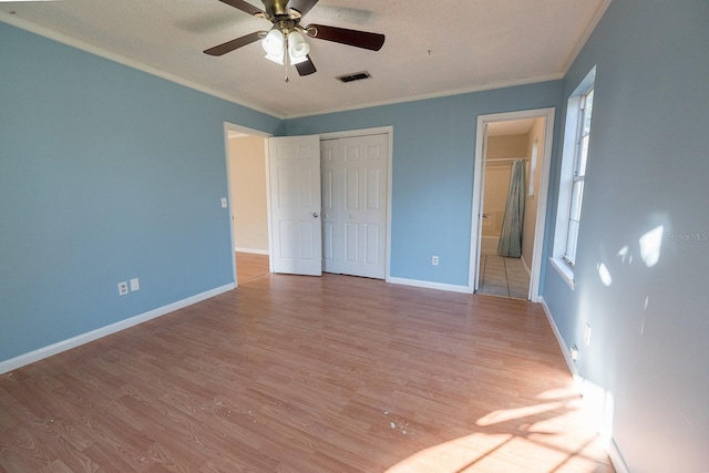 unfurnished bedroom with ceiling fan, ornamental molding, a textured ceiling, and light hardwood / wood-style flooring