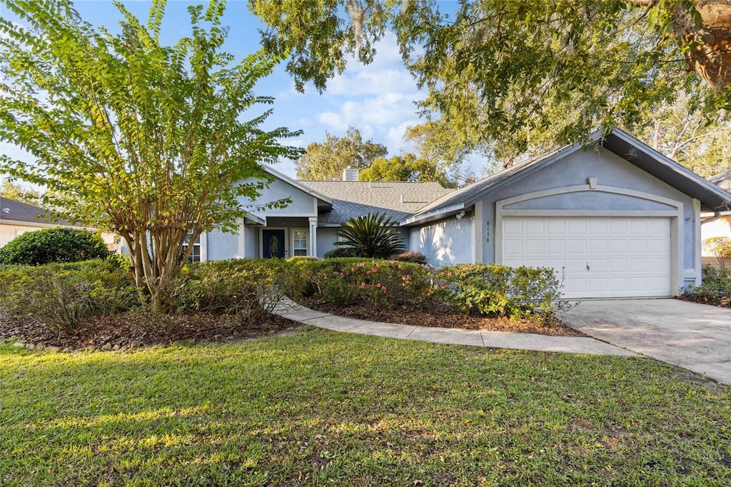 view of front of home featuring a front yard and a garage