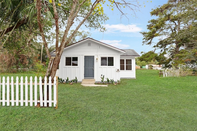 view of front of house with a front yard