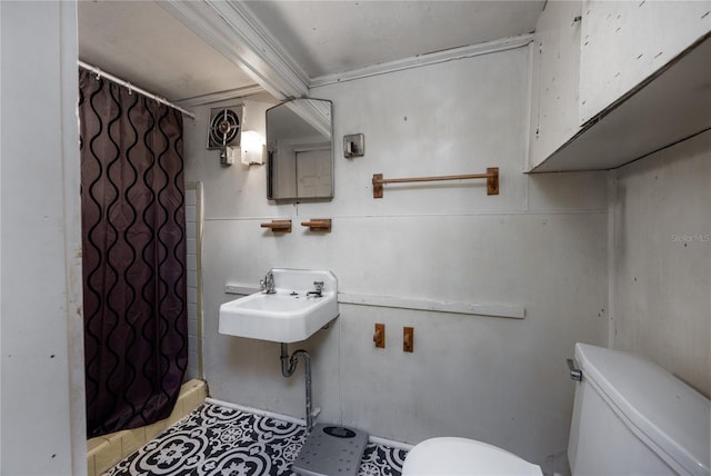 bathroom with a shower with curtain, toilet, crown molding, and sink