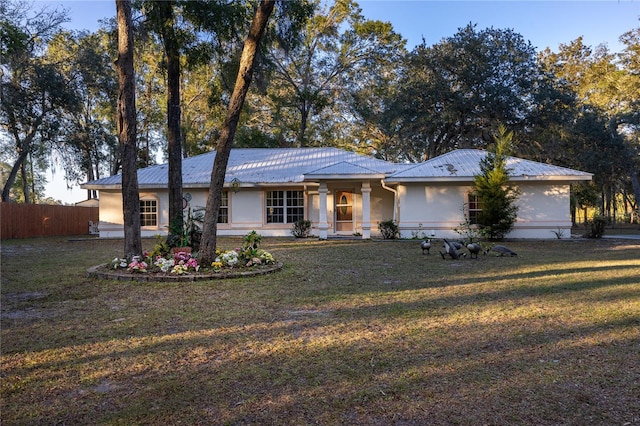 single story home with a front lawn